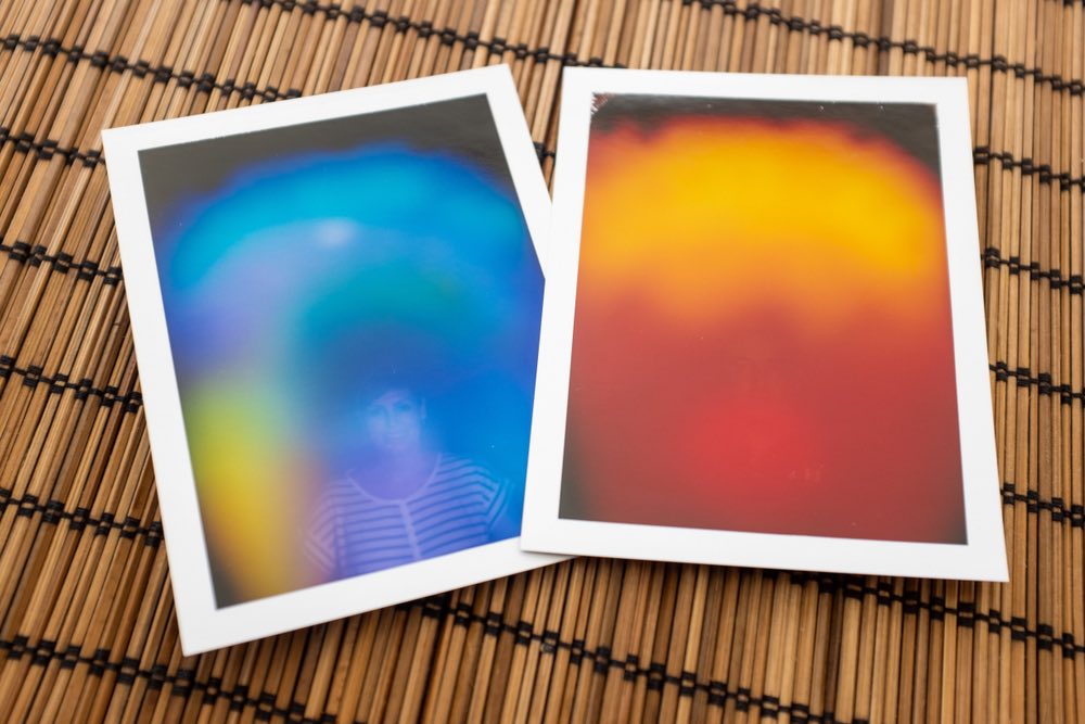 两张彩色模拟克里安照片。 利用电磁效应的抽象摄影。